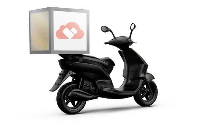 Scooter per consegna a domicilio con logo Cassa in Cloud