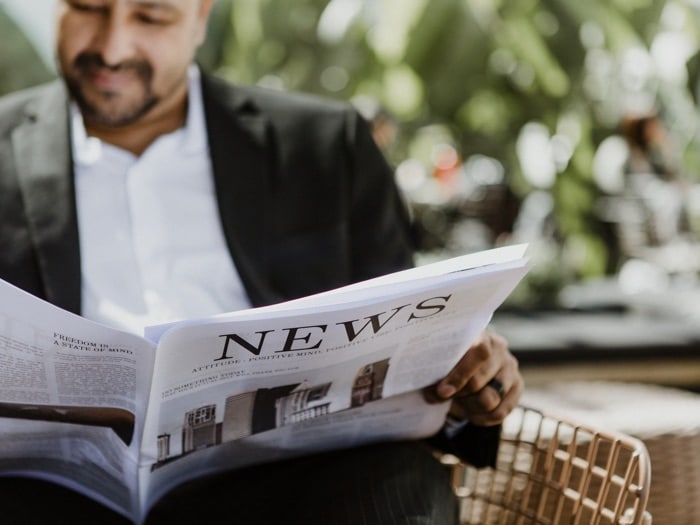 Uomo che legge un quotidiano - Businessman reading a newspaper in a cafe