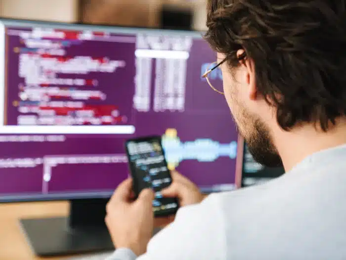programmatore che sviluppa app mobile